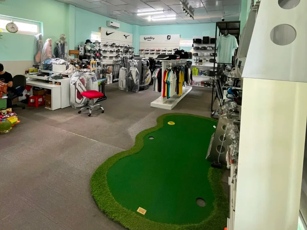 Bên trong LionGolf Chí Linh – thảm putting và khu trưng bày